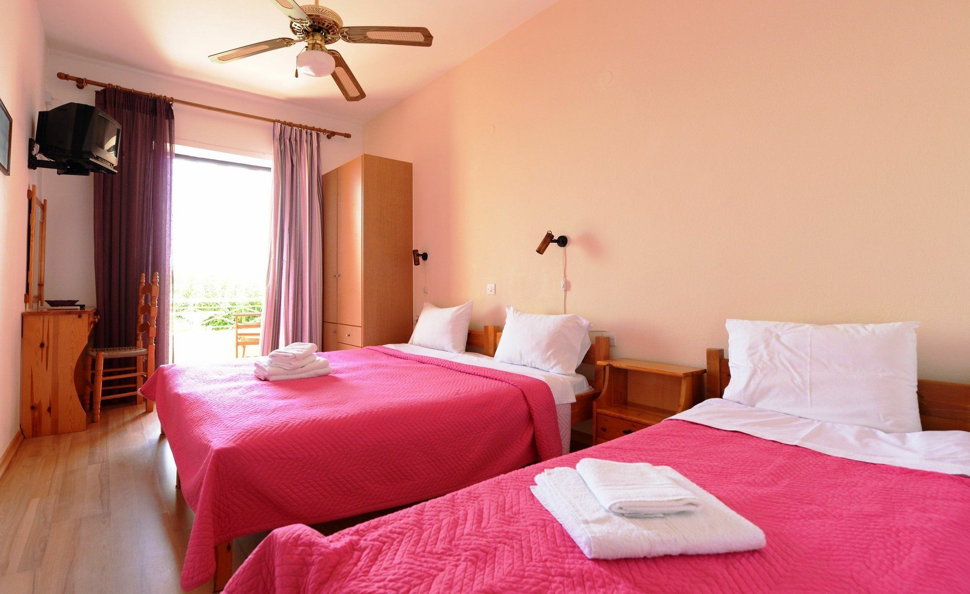 Pharos Rooms Ilia Bagian luar foto